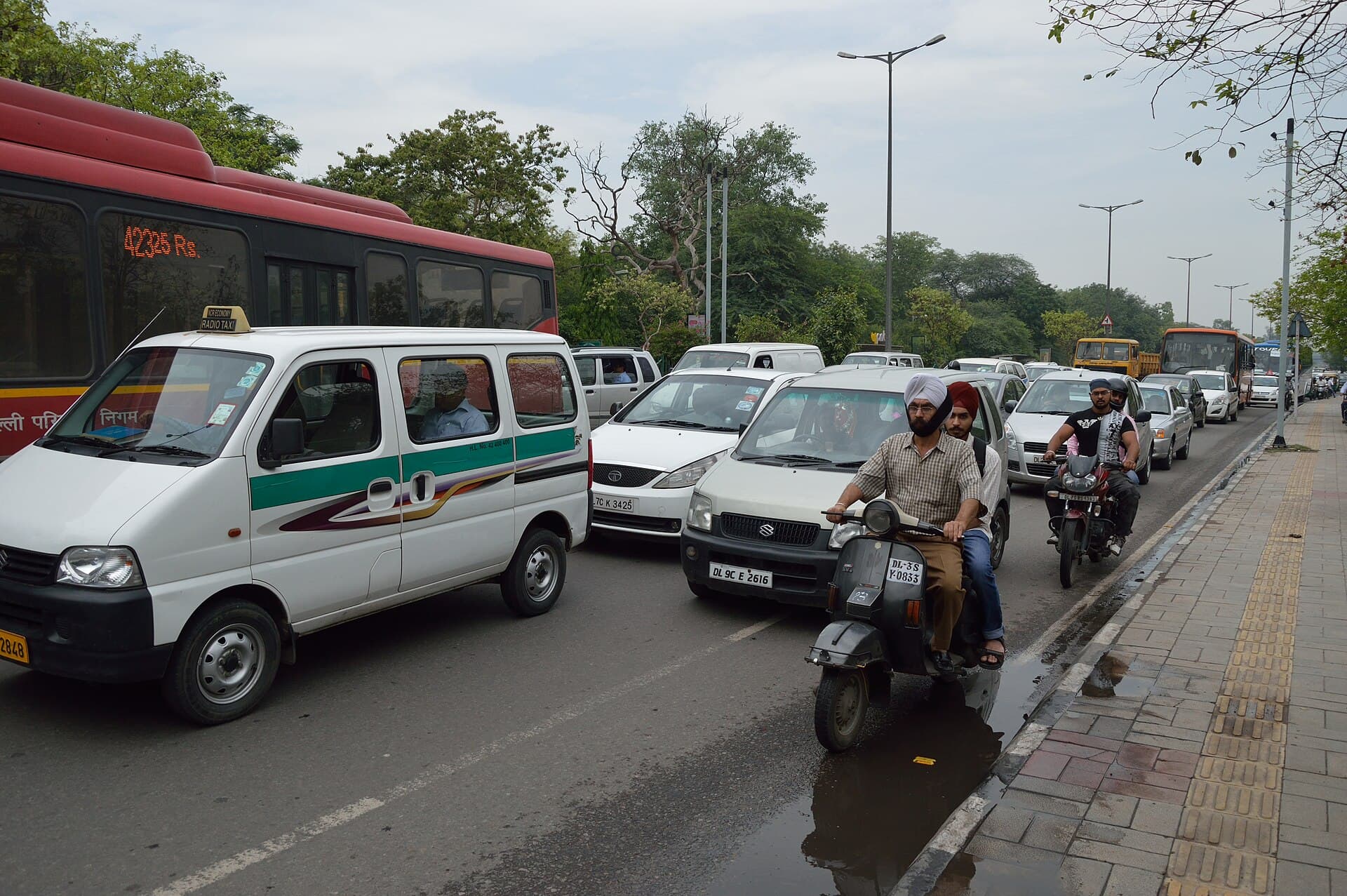 Bumper-to-bumper traffic on a Delhi road