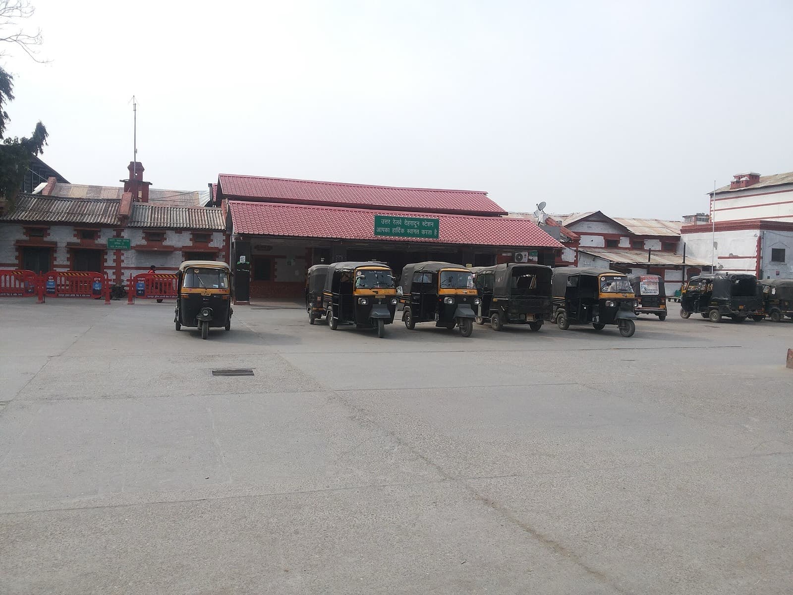 Auto-rickshaws waiting outside Dehradun railway station