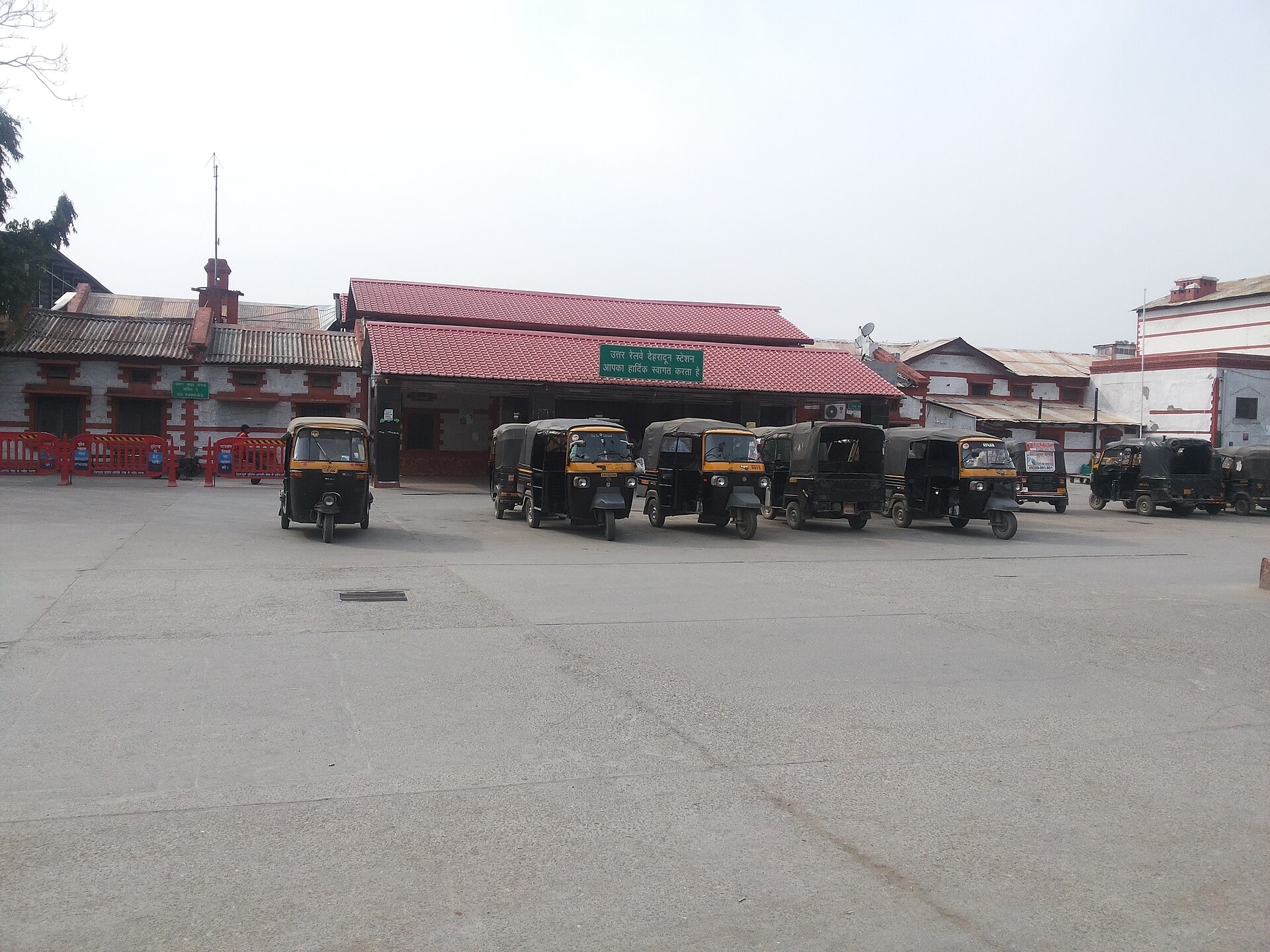 Auto-rickshaws waiting outside Dehradun railway station