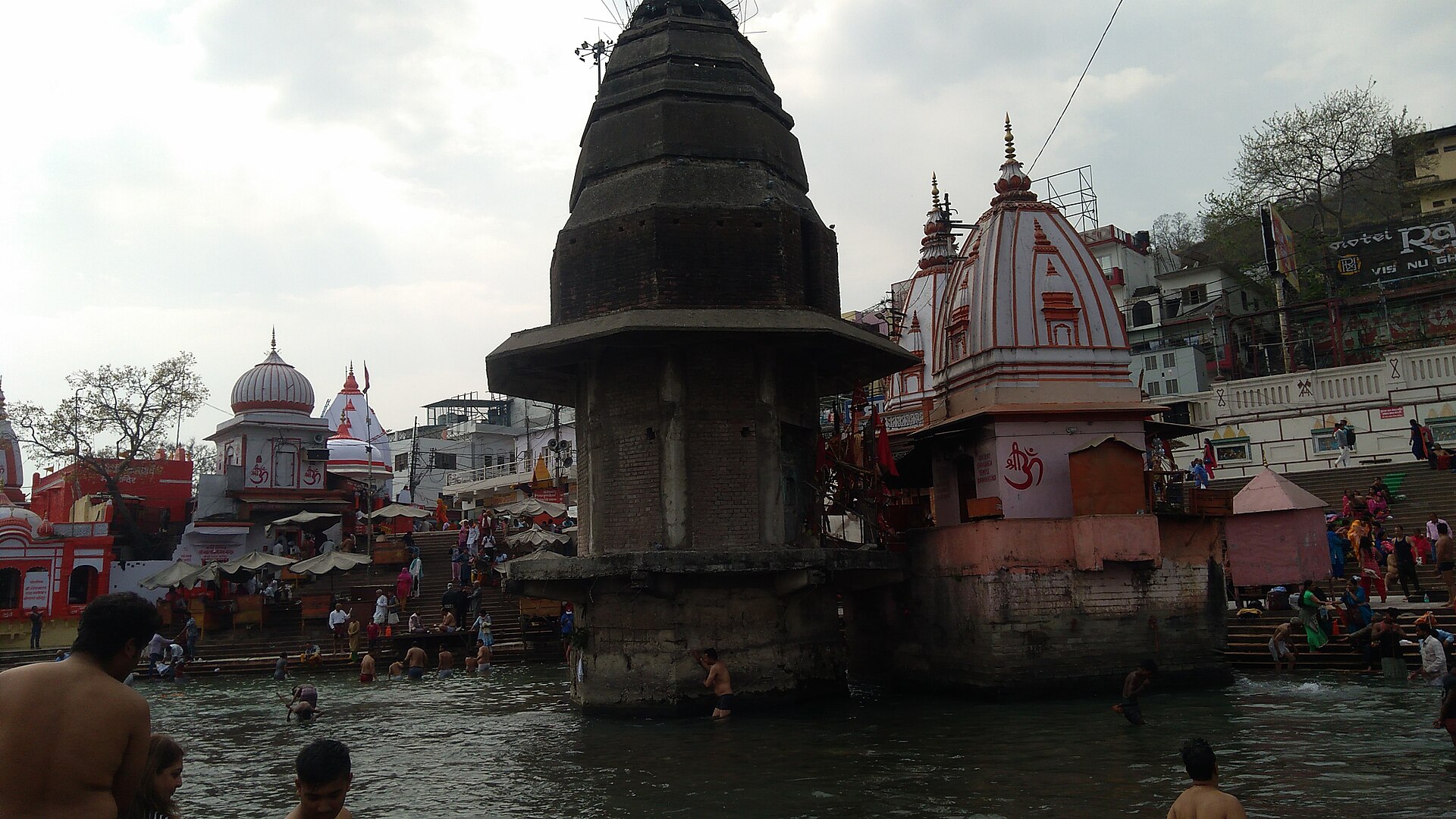 Temples and bathing ghats along the Ganga at Har Ki Pauri, Haridwar